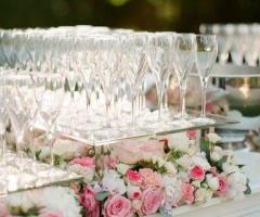 Šampano staliukas ir aptarnavimas po ceremonijos stilingai